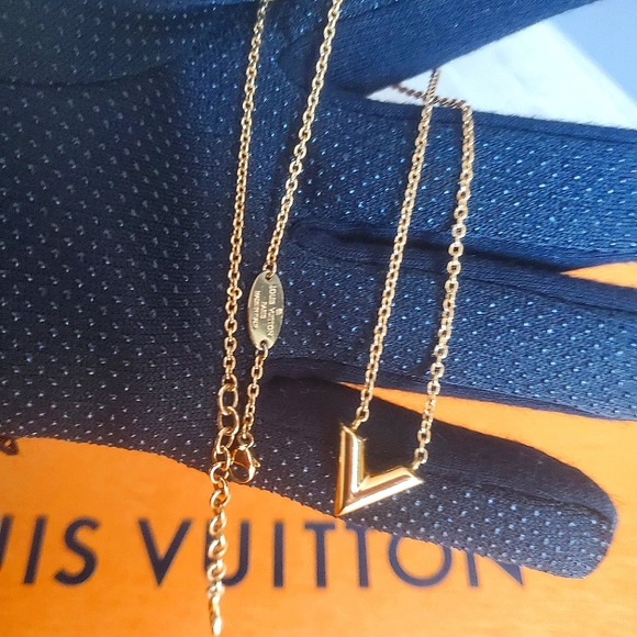 LV Essential V Necklace - Picture 3 of 12